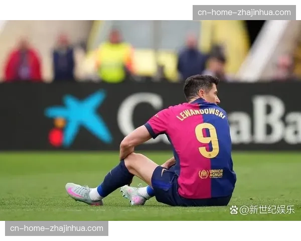 莱万门前抢点意识依旧 巴萨中锋位置战术价值明显 莱万门前抢点意识依旧 巴萨中锋位置战术价值明显